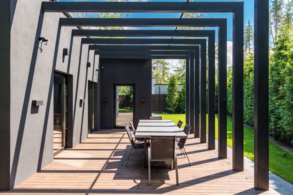 Installer une pergola à la roche sur yon : avantages, styles et conseils pratiques